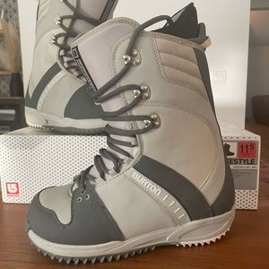 Mens Burton Freestyle Snowboard Boots in box